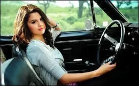 En 2009, elle lance sa carrire internationale en formant le groupe...