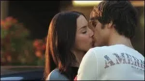 Avec qui Spencer sort elle presque tout au long de la srie ?