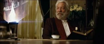 Le prsident Snow montre-t-il en hologramme Katniss et Gale en train de s'embrasser, lorsqu'il se rend chez Katniss dans le livre ?