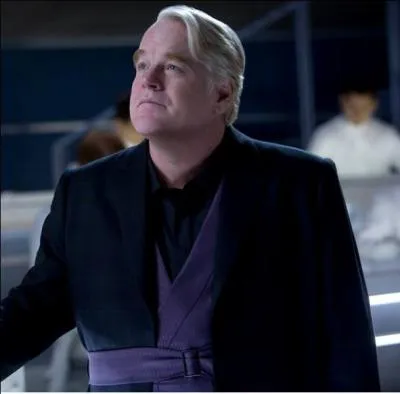 Dans le film, Plutarch Heavensbee montre-t-il sa montre geai moqueur  Katniss ?