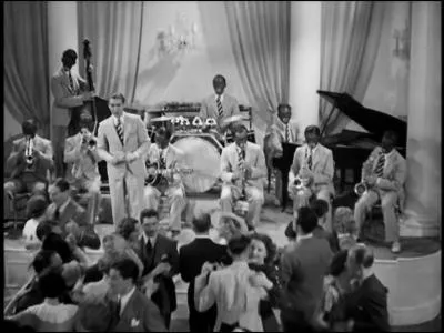 Dans la scne la plus clbre du film, Hitchcock utilise un immense travelling pour plonger vers le meurtrier, qui est identifiable grce ...