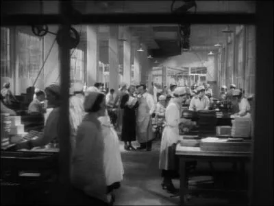 Quelle est la spcialit de l'usine dans laquelle se droule une des scnes-cls de  Quatre de l'espionnage  ? Elle fabrique...