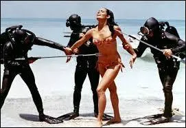 Qui incarne 007 dans Opration Tonnerre, le 4e film de la saga des James Bond ?