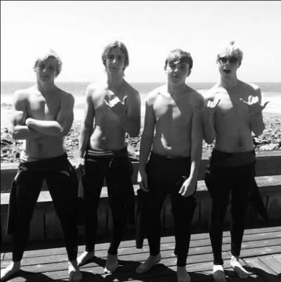 Sur cette photo, on voit (de gauche  droite) :