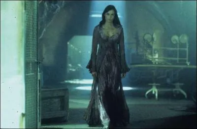 Dans La Maison de l'horreur, comment Evelyn tue Blackburn ?