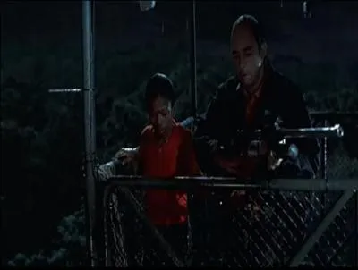 Pendant ce temps, Eddie Carr, suspendu dans les airs grce  une cage, commence  sentir tourner le mauvais vent. Avec quel autre personnage se trouve-t-il ?