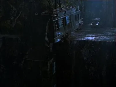 Les craintes d'Eddie Carr se sont confirmes. Les Tyrannosaurus Rex attaquent le laboratoire mobile. Comment tout cela va-t-il bien pouvoir se terminer ?