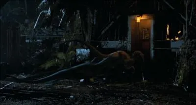 Alors que Ian Malcolm, rfugi dans une voiture, est en galre avec un vlociraptor, quels sont les deux autres personnages coincs dans une remise avec deux autres vlociraptors  leurs trousses ?