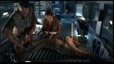 Devant l'agitation que subit le camp, Roland Tembo, celui qui dirige la seconde expdition, choisit d'abandonner temporairement le petit du Tyrannosaurus Rex captur. Ce dernier est rcupr par la premire quipe et emmen dans le laboratoire mobile. Que Sarah Harding dcouvre-t-elle alors ?