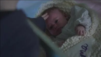 Qui a accompagn Emma bb lorsqu'elle tait dans l'armoire magique pour arriver dans notre monde ?