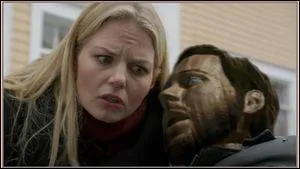 De qui August a-t-il tent de prvenir Emma avant d'tre transform en petit garon ?