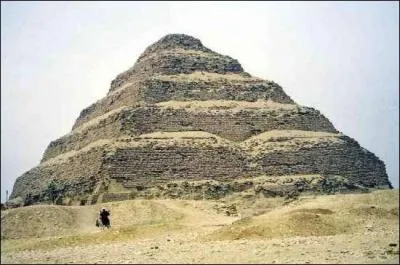 Personnage emblmatique de l'Egypte antique ... est considr comme le fondateur de la mdecine gyptienne et est connu pour son oeuvre architecturale. Il a construit la plus ancienne pyramide  degrs du monde pour Djoser.