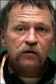 A quel mouvement ce moustachu contestataire appartient-il ?