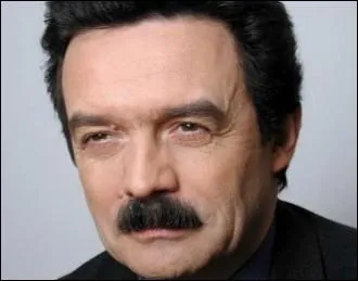 De quoi le moustachu Edwy Plenel est-il le co-fondateur et actuel prsident ?