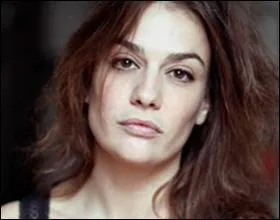 Qui Lara prend-elle en otage ?