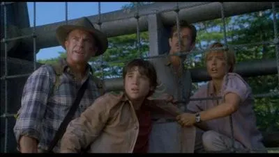 Deux groupes se sont donc forms : Alan Grant et Eric Kirby d'un ct, les poux Kirby et Billy Brennan de l'autre. Les deux groupes se retrouve des deux cts d'une clture grce  la sonnerie d'un tlphone qui appartenait  un membre de l'quipe qui a fait une mauvaise rencontre. Que se passe-t-il ?