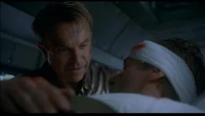 Qui le Professeur Grant retrouve-t-il dans l'hlicoptre de secours ?