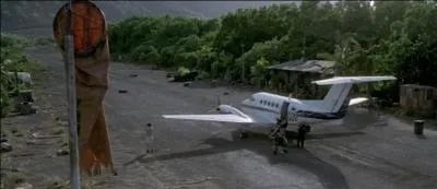 Alan Grant finit, aprs quelques rticences, par accepter le march propos par les Kirby. Alors qu'ils survolent l'le, quelle proposition des Kirby va crer la discorde entre eux et Alan Grant ?