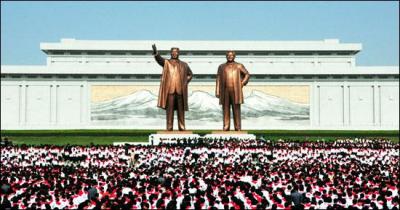 En 2012, les statues des deux défunts dictateurs nord-coréens ont été érigées sur la colline Mansudae qui domine la capitale du pays, Pyongyang. Qui sont ces deux dirigeants controversés ?