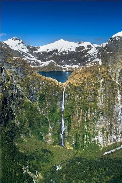 Les chutes de Sutherland, issues du Lac Quill, sont l'un des paysages les plus exceptionnels de Nouvelle-Zélande. Sur combien de mètres cette cascade localisée près du fjord de Milford Sound chute t-elle ?