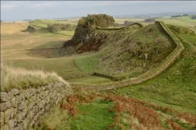 Quel empereur romain donna t-il son nom à ce mur, bâti de 122 à 128 pour empêcher les Pictes d'Ecosse de pénétrer en Angleterre ?