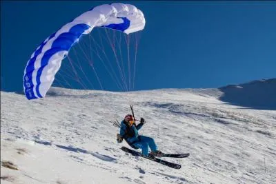 Quel sport d'hiver est un mlange de glisse et de vol plan ?