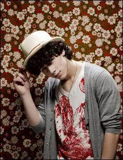 Comment s'apelle la meilleur amie de nick?