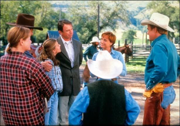 Sam Neill suit sa belle épopée hollywoodienne en se voyant offrir, en 1998, dans  L'Homme qui murmurait à l'oreille des chevaux , le rôle poignant d'un père dévasté mais combatif face à l'accident de cheval qu'a eu sa fille. Quelle actrice franco-anglaise joue sa femme et lui donne la réplique ?
