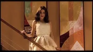 Dans cette tenue, Violetta chante :