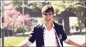 Quand on voit Leon dans cette tenue, on reconnait directement que c'est la chanson :