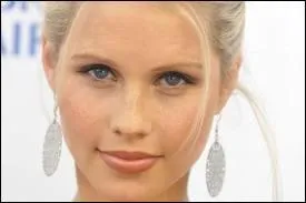 Quel personnage joue Claire Holt ?
