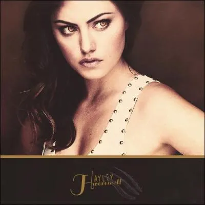 Quel personnage joue Phoebe Tonkin ?