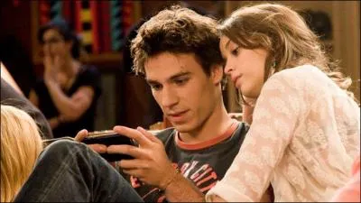 Comment s'appelle la mre d'Antoine et Chlo ?