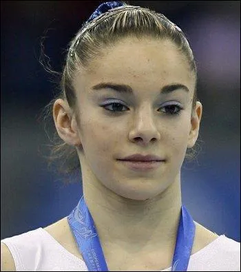 Comment cette gymnaste s'appelle-t-elle ?