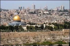 Je suis le berceau du christianisme. Dans mes remparts ancestraux, j'abrite des monuments à vous couper le souffle tel le dôme du Rocher :