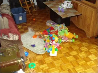 Qui chantait   Tous les enfants jouent en silence autour du lit sur le carreau, mais leurs jeux n'ont pas d'importance, c'est un peu leur dernier cadeau  la Mamma  ?