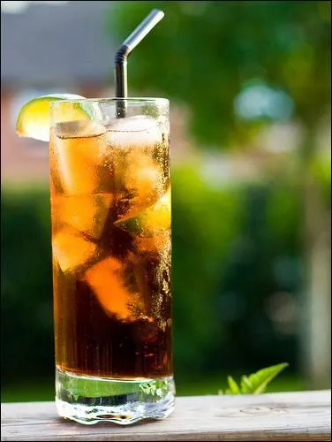 Que trouve-t-on, entre autres, dans un  Cuba libre  ?