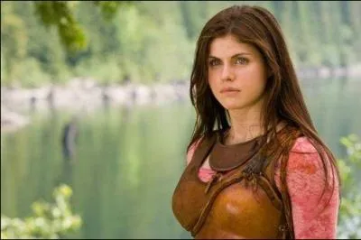 Au fait, comment s'appelle la jeune fille qui accompagne tout le temps Percy ?