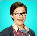 Qui est ce garon  lunettes ?