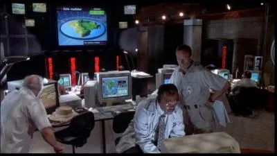 John Hammond décide d'organiser une première expédition à travers le parc. Lors de ce tour en voiture, aucun dinosaure ne se manifeste. Quelle réflexion Ian Malcolm fait-il à John Hammond depuis une caméra de vidéosurveillance ?