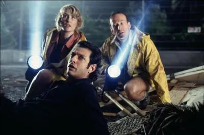Un peu plus tard dans le film, tandis que le Tyrannosaurus Rex est sorti de sa clture, Ellie Sattler retrouve Ian Malcolm, la jambe ensanglante. Que murmure-t-il ?