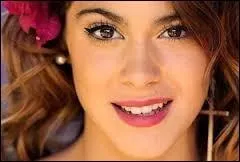 Dans la saison 2, de qui Violetta est-elle amoureuse ?