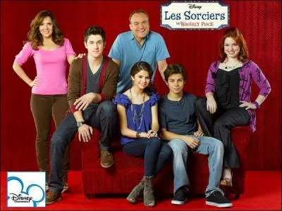 Quelle actrice joue Alex dans les sorciers de Waverly Place ?