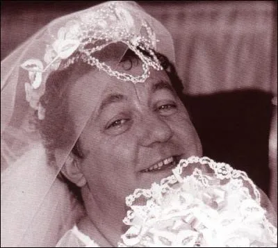 Avec quel humoriste Coluche organise-t-il un faux mariage en 1985 ?