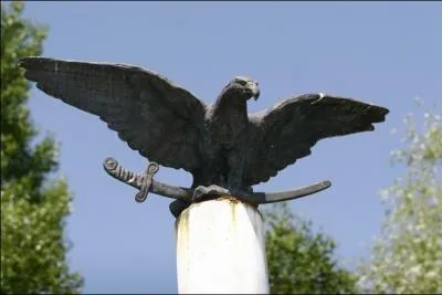 Pour les magyars (le groupe ethnique hongrois), un oiseau mythologique serait le messager de Dieu. Quel est cet animal imaginaire, symbole de la Hongrie ?