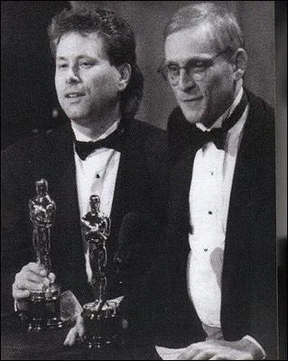 Le classique de Walt Disney  La Petite Sirne  s'avre tre un vritable triomphe. Quelle rcompense reoit-il avec Alan Menken, en 1990, lors de la crmonie des Oscars ?