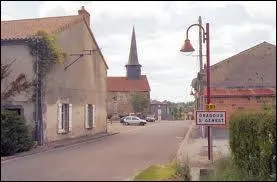 Nous traversons la commune Haut-Viennoise d'Oradour-Saint-Genest. Nous sommes en rgion ...