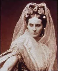 Je me nomme Virginia Oldoni, comtesse ne  La Spzia (Italie), espionne, aristocrate pimontaise et matresse de Napolon III de 1856  1857. Considre comme une des plus belles femmes de mon poque, je deviens, dans les annes 1880, neurasthnique et misanthropique. Je m'teins  Paris le 28 novembre 1899 dans l'anonymat le plus complet. Je repose dans la division n85, je me nomme :