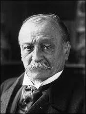 N en 1858, romancier et dramaturge, fils de Joseph Moineaux plus connu sous le nom de Jules Moinaux crivain et auteur de thtre, suivant ces pas j'cris des uvres comme  Les gaiets de l'escadron  en 1886. Mort en 1929  Paris, inhum dans la division n89, je laisse cette pitaphe  J'tais n pour rester jeune et j'ai eu l'avantage de m'en apercevoir le jour o j'ai cess de l'tre . Je suis :