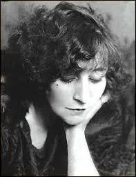 Ne  Saint Sauveur-en-Puissaye (Yonne) en 1873, romancire, lue membre de l'Acadmie Goncourt en 1945, on me doit des uvres comme  Claudine  l'cole  en 1900. Connue pour ma bisexualit assume, cela ne m'empche pas de me marier 3 fois. Je m'teins en 1954  Paris et suis la 1re femme  qui la Rpublique accorde des obsques nationales. Inhume dans la division n4 avec ma fille, je suis :